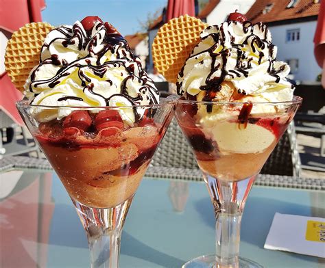 Lustige Eiscreme-Memes und humorvolle Illustrationen mit Eisbechern