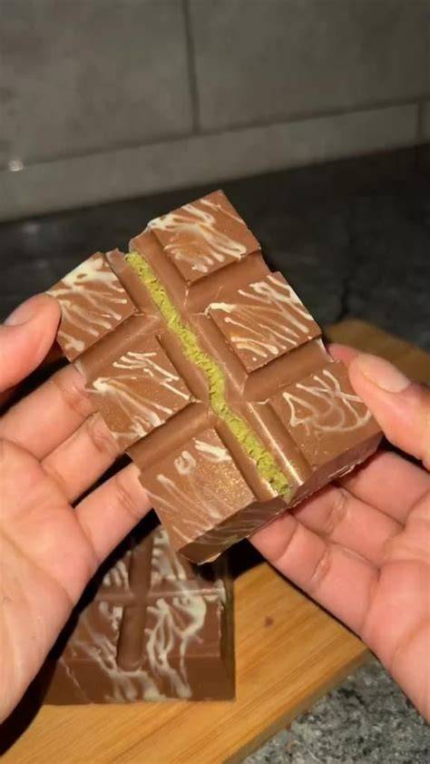 Luxuriöse Dubai-Schokolade mit Adlon-Logo und Goldstaub