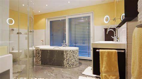 Luxuriöses Wellnessbad mit Naturmaterialien und Beleuchtung