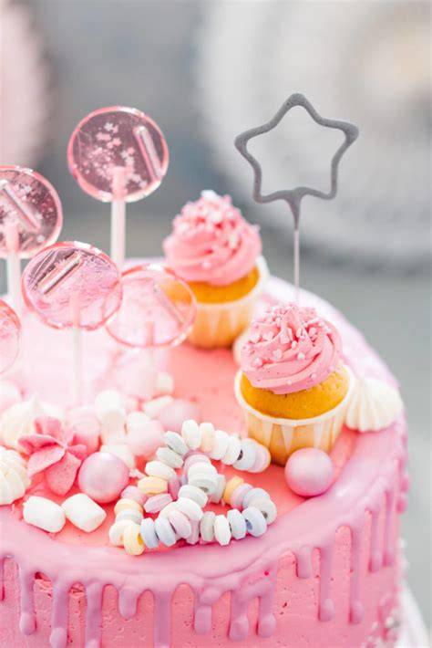 Mädchen-Geburtstagstorte mit rosa Lollies und Himbeeren