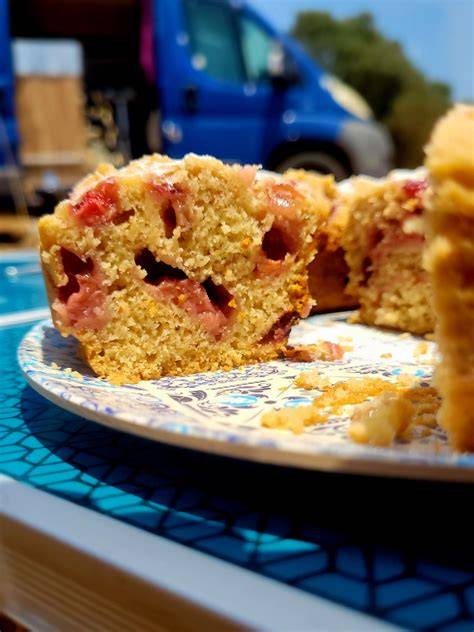 Möhren-Ingwer-Kuchen - Osterdekor und Anschnitt