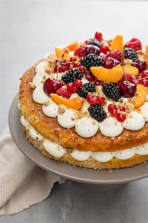 Möhren-Nuss Naked Cake mit Topping und Früchten