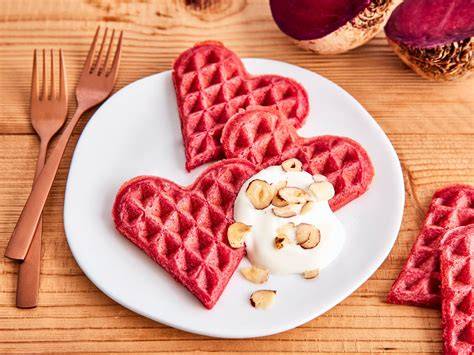 Möhren-Waffeln in Herzform auf einem Kindertisch
