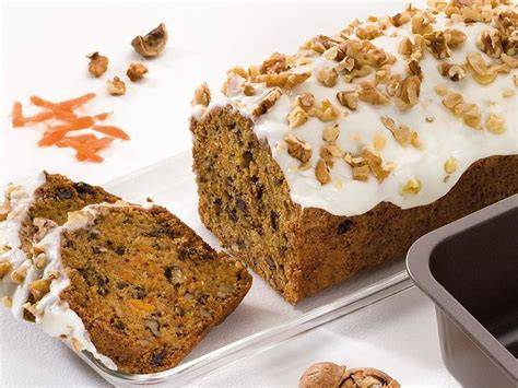 Möhren-Walnuss-Kuchen mit Marzipanmöhrchen