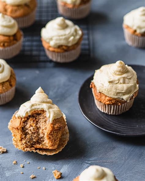 Möhrenmuffins auf einem Teller