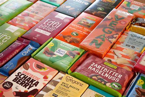 Müller Eigenmarke vegane Schokolade Produkte auf einem Tisch arrangiert