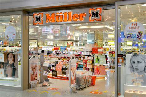 Müller Filiale mit Sonderaufsteller für limitierte Schokolade