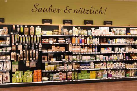 Müller Naturkosmetik-Regal mit Marken wie Lavera und Weleda