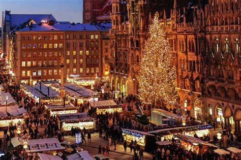 Münchner Innenstadt im Winter mit Weihnachtsmarkt und Lebkuchenständen