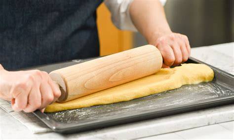 Mürbeteig auf Backblech ausrollen und vorbacken