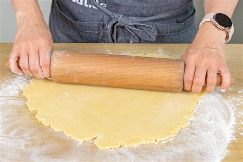 Mürbeteig ausrollen - typische Teigstruktur für Apfelkuchen