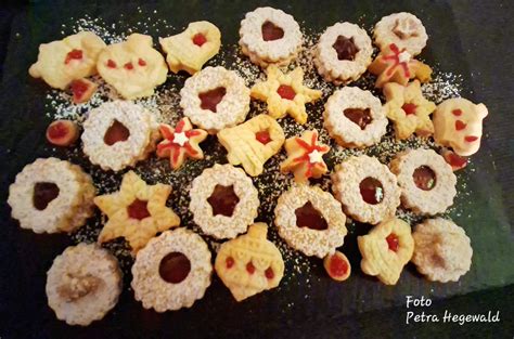 Mürbeteig-Ausstechplätzchen dekoriert