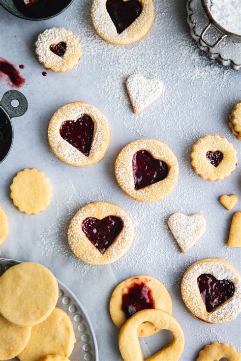 Mürbeteig-Kekse, verziert und gebacken