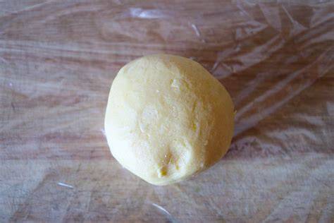 Mürbeteig-Kugel in Folie im Kühlschrank