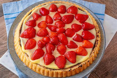 Mürbeteig-Tarte mit Vanillepudding und Erdbeeren