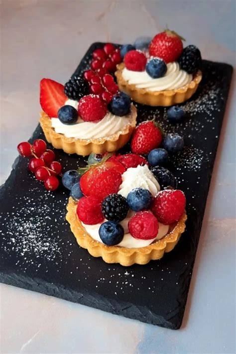 Mürbeteig-Tartelettes mit Vanillecreme und Beeren