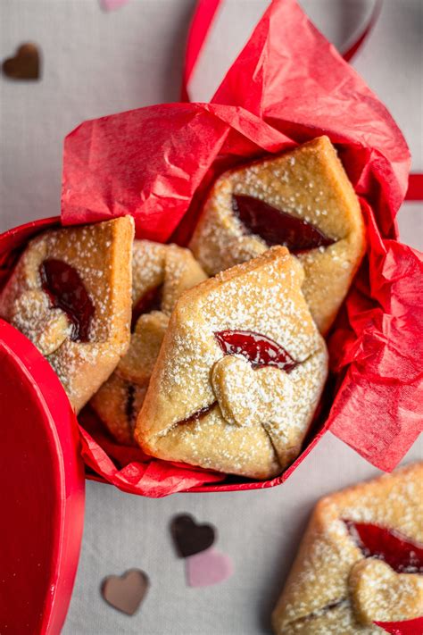 Mürbeteiggebäck mit Marmelade - verschiedene Formen und Füllungen