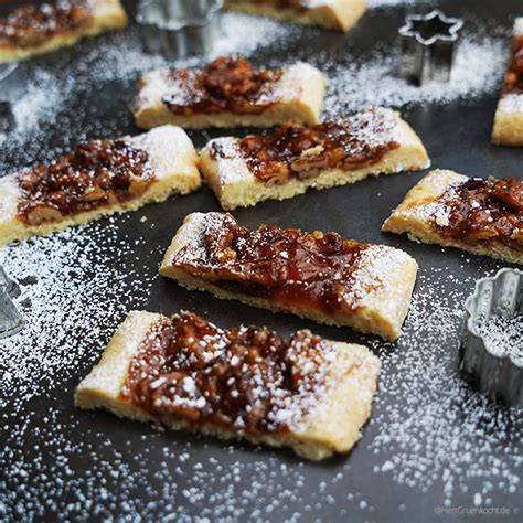 Mürbeteigkekse mit Aprikosenmarmelade und Walnussstücken