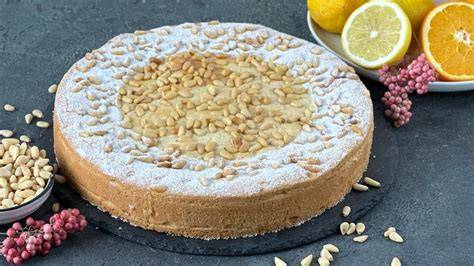 Mürbeteigkuchen mit Aprikosenkonfitüre und Baiser-Nuss-Haube