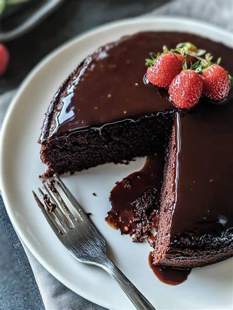 Mürbeteigschalen gefüllt mit glänzender Ganache und Beeren