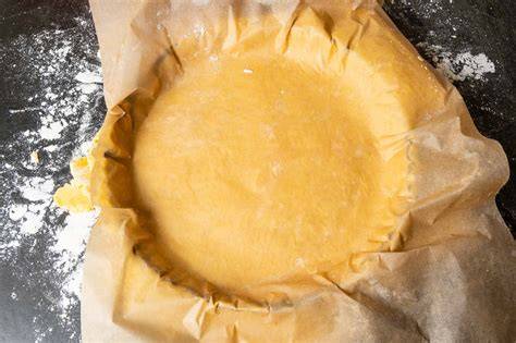 Mürbteig ausrollen und in Tarteform legen