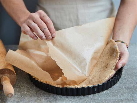 Mürbteigboden ausrollen und in die Tarteform legen