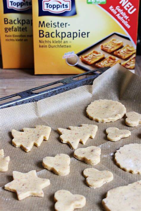 Mürbteigkekse auf Backpapier nach dem Backen