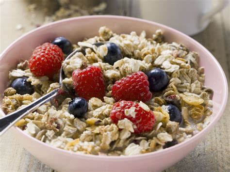 Müsli mit Beeren und Honig