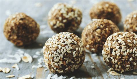 Müsliriegel und Energy Balls in Vorratsdose