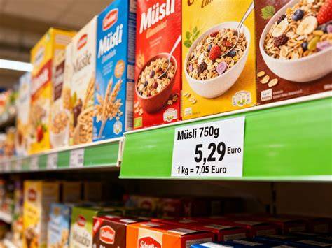 Müsliverpackungen im Supermarktregal mit hervorgehobenen Nährwerttabellen