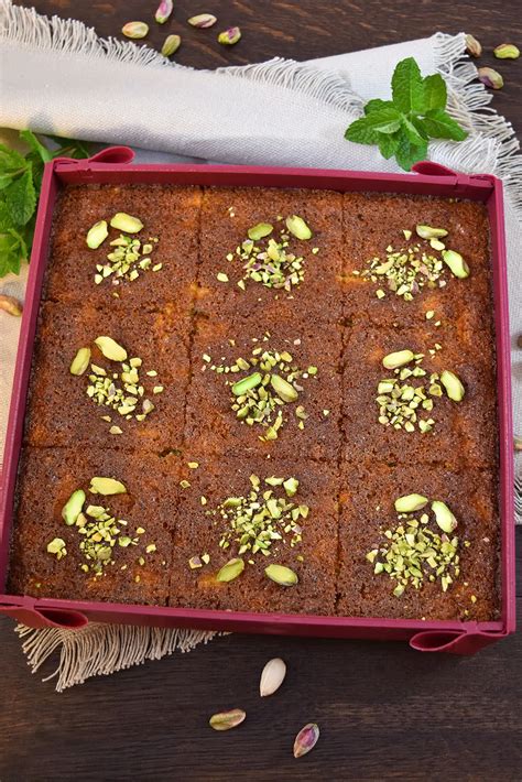 Ma'amoul nach dem Backen mit Puderzucker und Pistazien