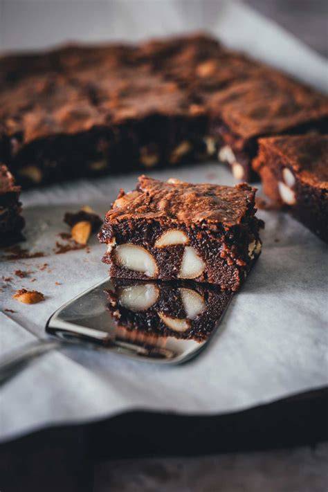 Macadamia Brownies mit weißer Schokolade und Crinkle-Top
