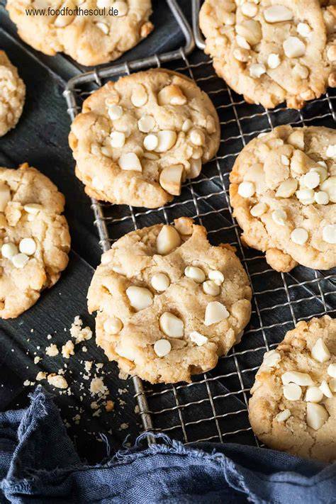 Macadamia Cookies auf einem Kuchengitter nach dem Backen