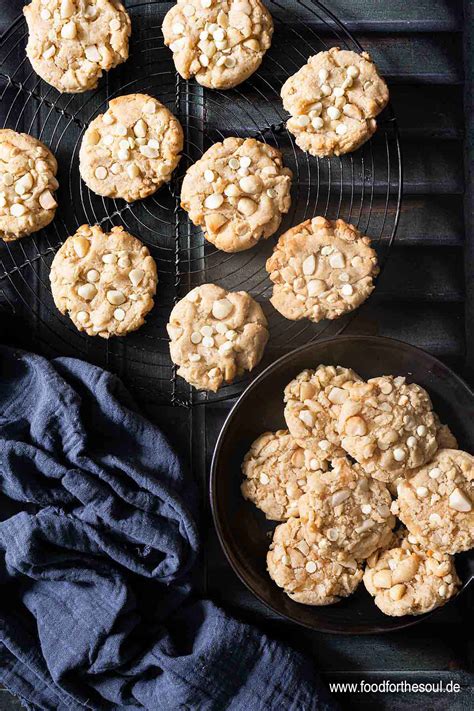 Macadamia Cookies auf einem Teller mit zerbrochenem Cookie