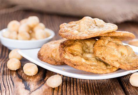 Macadamia Karamell Plätzchen als Geschenk in Dose oder auf festlicher Tafel angerichtet
