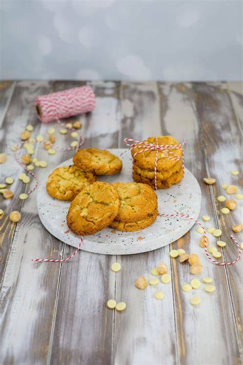Macadamia und weiße Schokoladen-Chunks auf Holztisch
