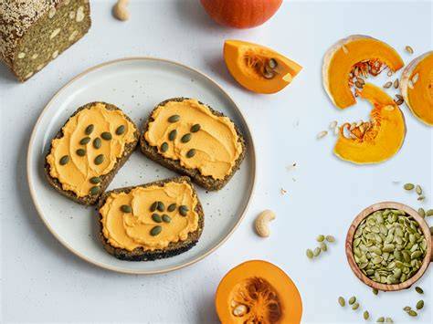 Macadamianüsse und Creme auf Brot