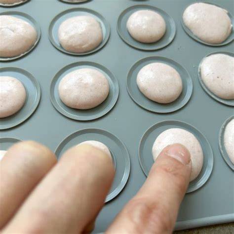 Macaron-Backblech mit Tupfen vor dem Backen
