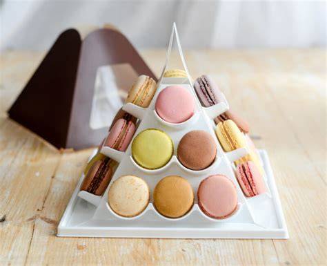 Macaron-Pyramide und Candy Bar Arrangement