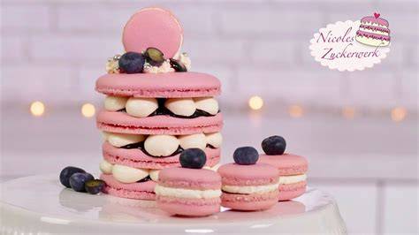 Macaron-Torte angerichtet auf festlicher Tafel