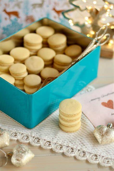 Macarons als Geschenk mit weihnachtlicher Verpackung