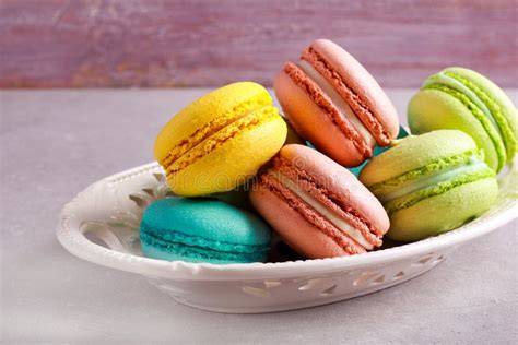 Macarons assortiert auf einer Platte