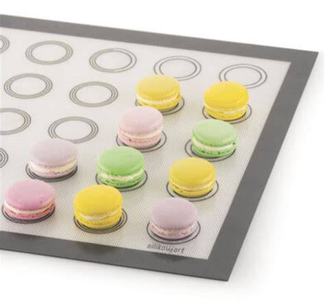 Macarons auf Backblech mit Silikonmatte