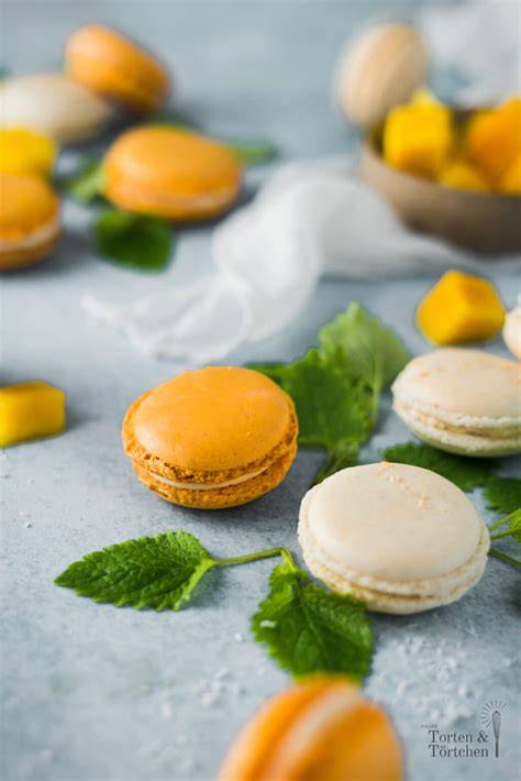 Macarons fertig mit weißer Schokolade, Mango, Lemon Curd
