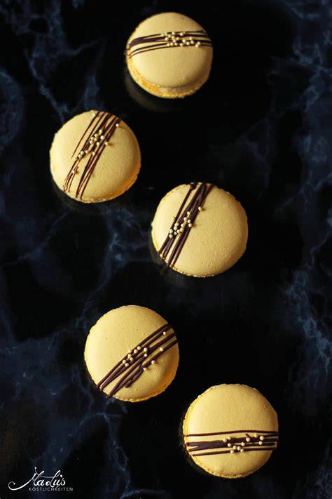 Macarons mit Zitronen-Ganache, dekoriert