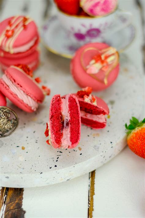 Macarons und verschiedene Backwaren mit Erdbeer-Ganache
