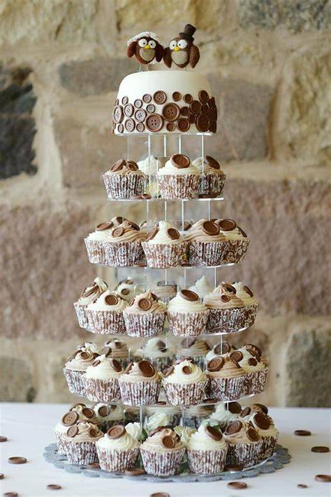 Macaronturm und Cupcakes als Ergänzung zur Hochzeitstorte