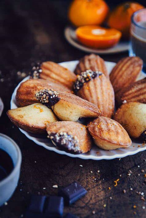 Madeleines mit Zitronenabrieb und Schokoladendekor