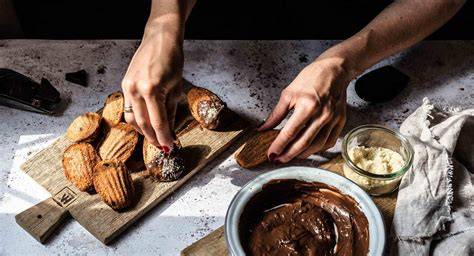 Madeleines mit geschmolzener Schokolade verziert