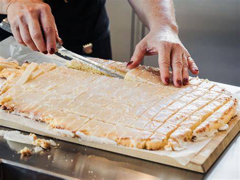 Magenbrot-Formen und Schneiden vor dem Glasieren